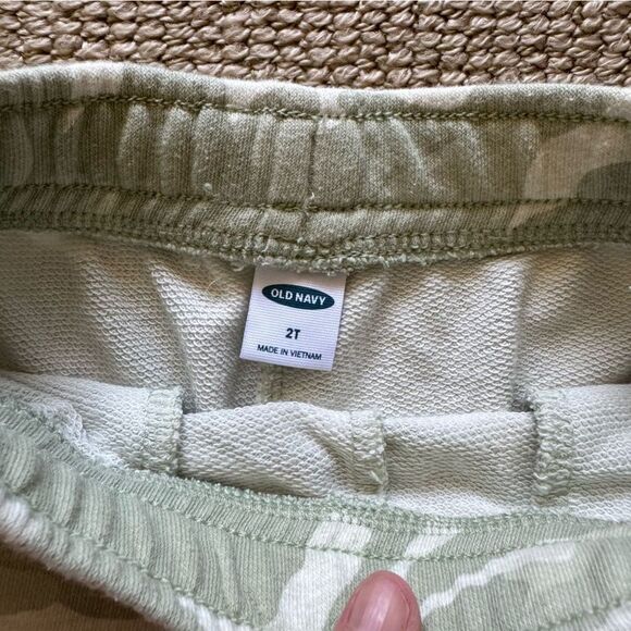 Old Navy 2T light camo functional drawstring shorts with pockets - Picture 3 of 6